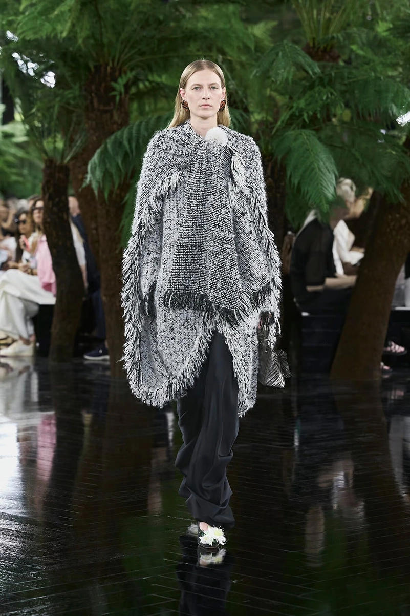 Dior Fall Winter 2026-2027 Haute Couture Turns Lynda Benglis Art