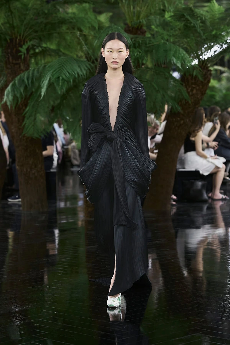 Dior Fall Winter 2026-2027 Haute Couture Turns Lynda Benglis Art