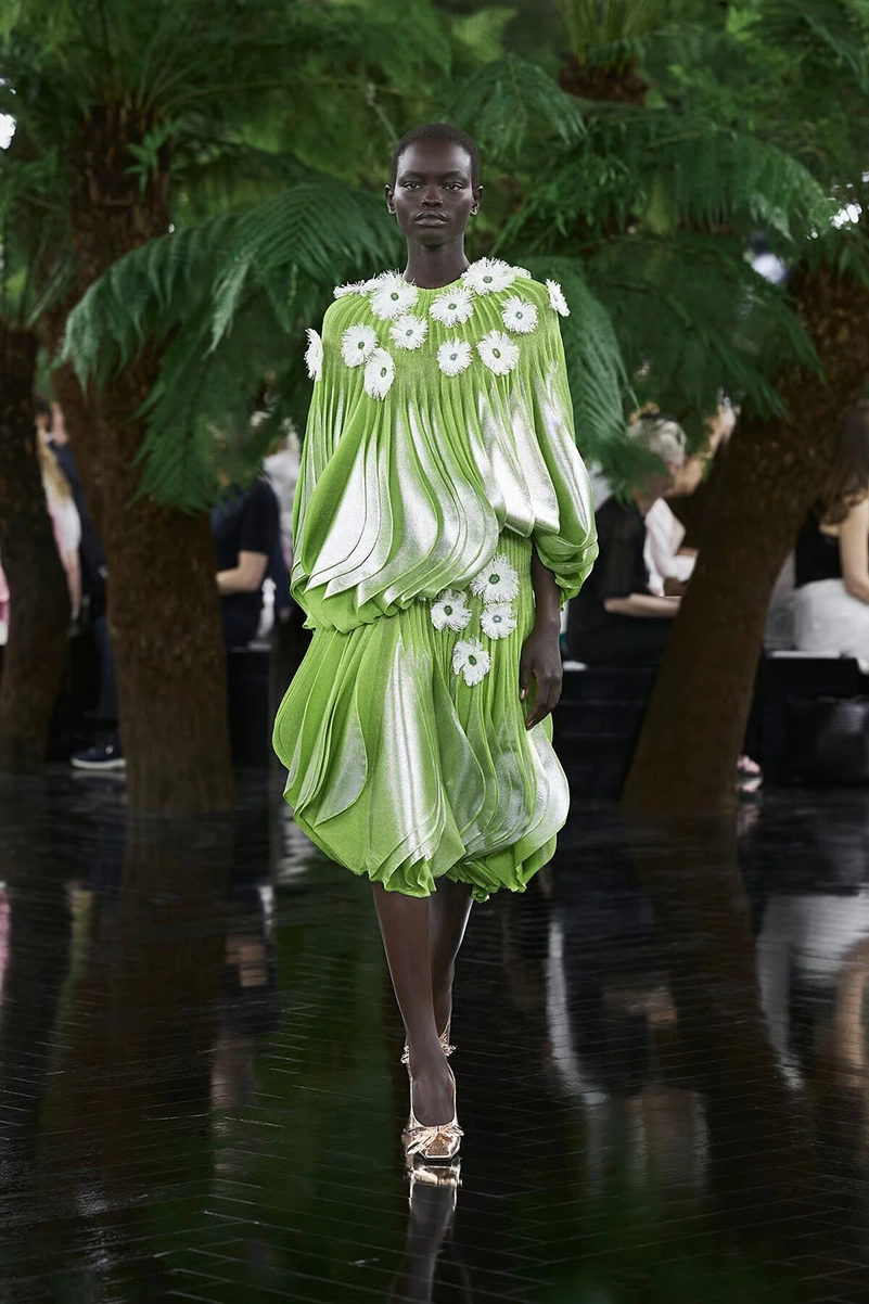 Dior Fall Winter 2026-2027 Haute Couture Turns Lynda Benglis Art
