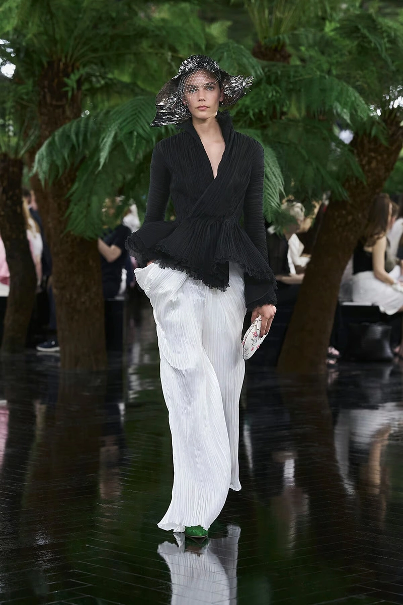 Dior Fall Winter 2026-2027 Haute Couture Turns Lynda Benglis Art