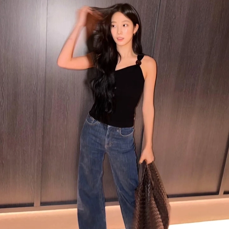 Kazuha Gives The Black Top And Jeans Combination A 2026 Update