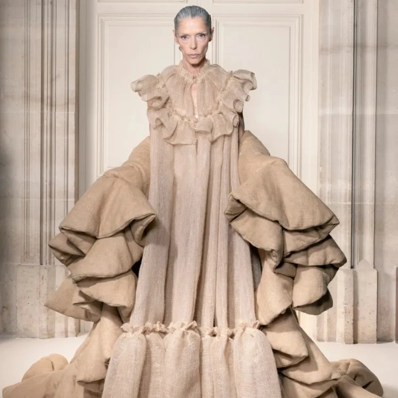 Viktor &Amp; Rolf Fall 2026 Couture Lets Burlap Steal The Show