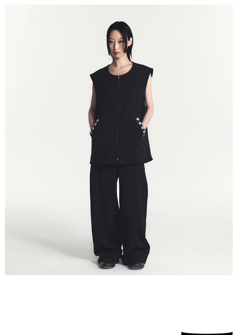 Hankim Aw26 Edelweiss Gives Dark Dressing A Delicate Counterpoint
