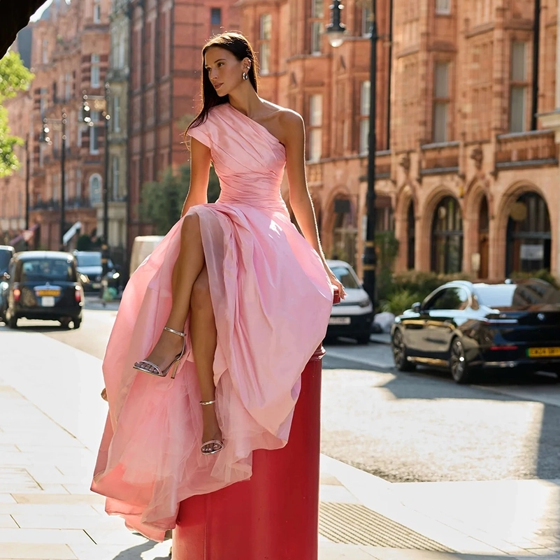 Monique Lhuillier The London Edit 2026 Plays With Color And Fluid Gowns