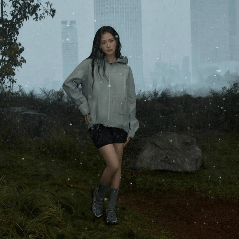Jisoo Takes Salomon Into The City For Its New Fw26 Campaign