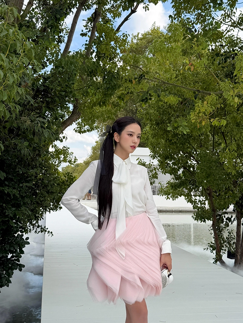 Jisoo Is Pretty In Pink At Dior Spring 2027