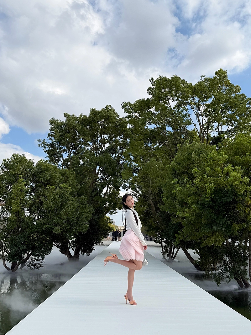 Jisoo Is Pretty In Pink At Dior Spring 2027