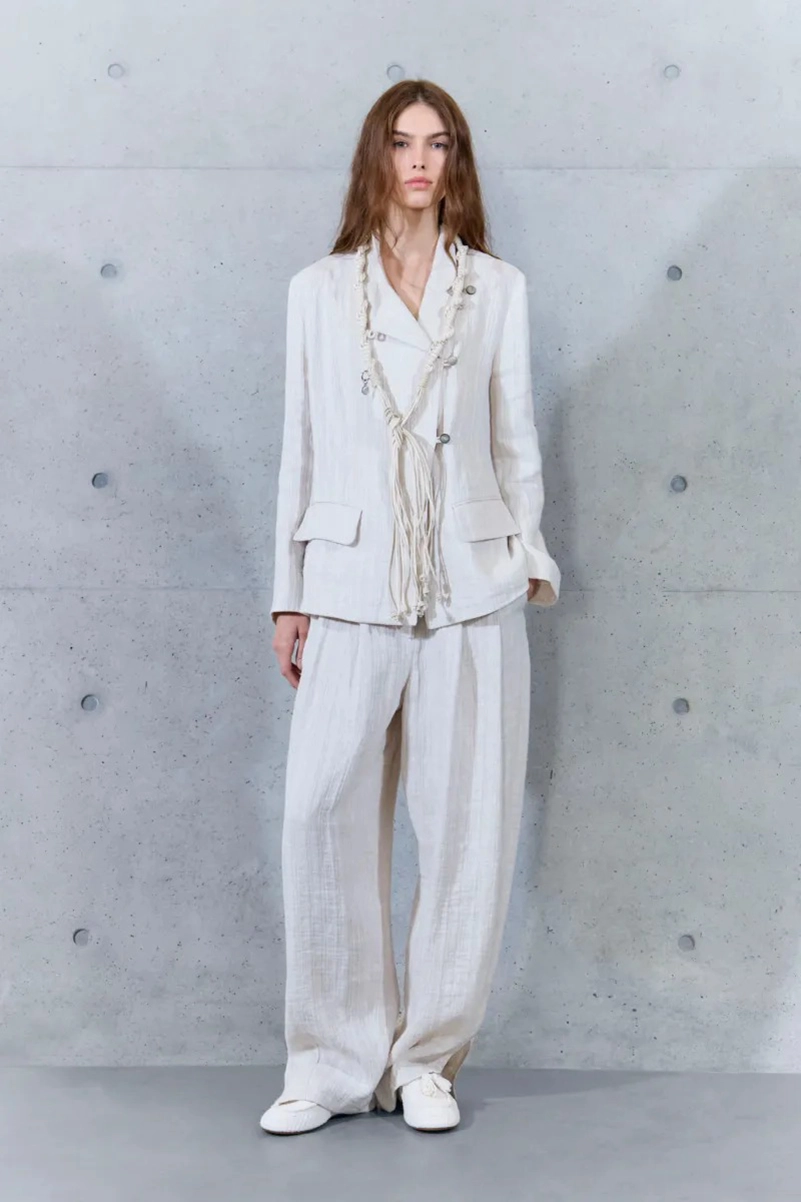 Emporio Armani Spring 2027 Gives Soft Suits a ’70s Streak