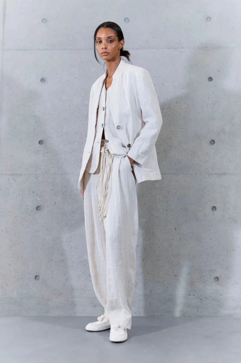 Emporio Armani Spring 2027 Gives Soft Suits a ’70s Streak