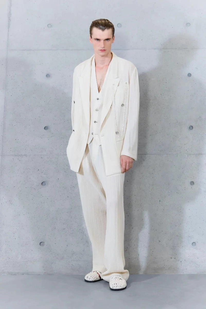 Emporio Armani Spring 2027 Gives Soft Suits a ’70s Streak