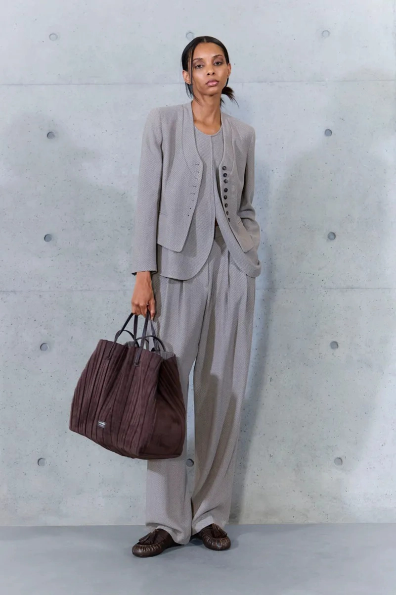 Emporio Armani Spring 2027 Gives Soft Suits a ’70s Streak