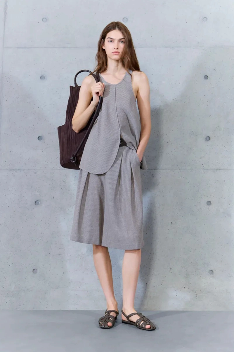 Emporio Armani Spring 2027 Gives Soft Suits a ’70s Streak