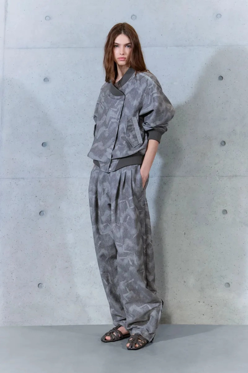 Emporio Armani Spring 2027 Gives Soft Suits a ’70s Streak