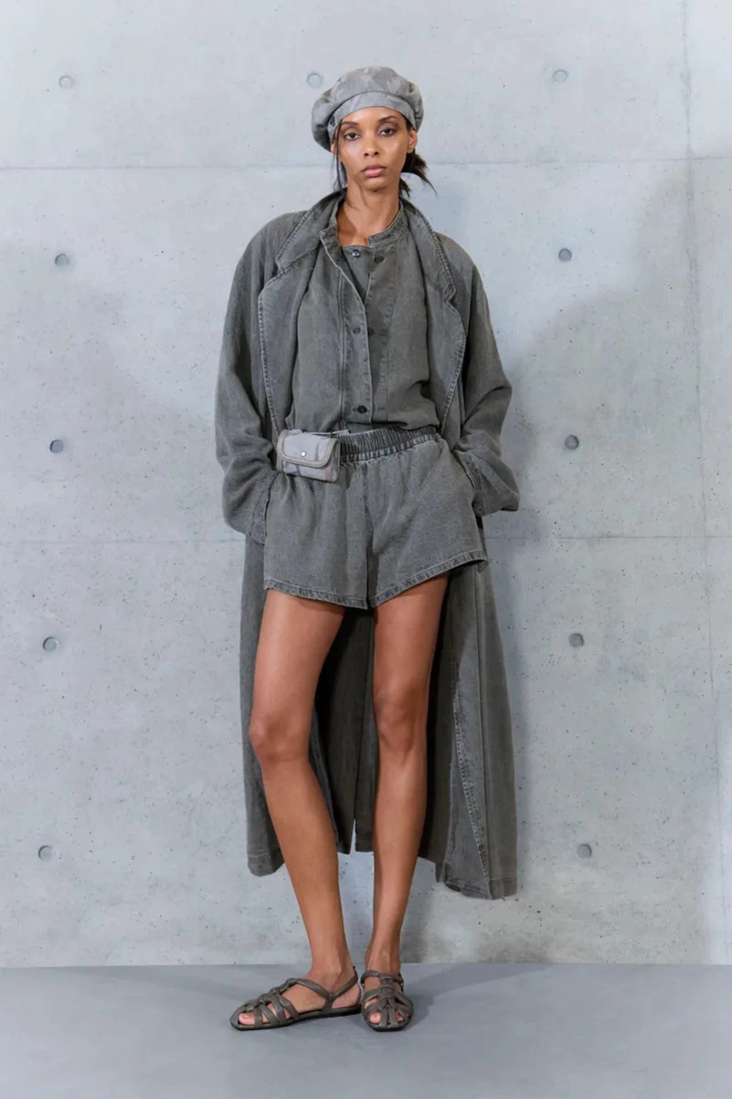 Emporio Armani Spring 2027 Gives Soft Suits a ’70s Streak