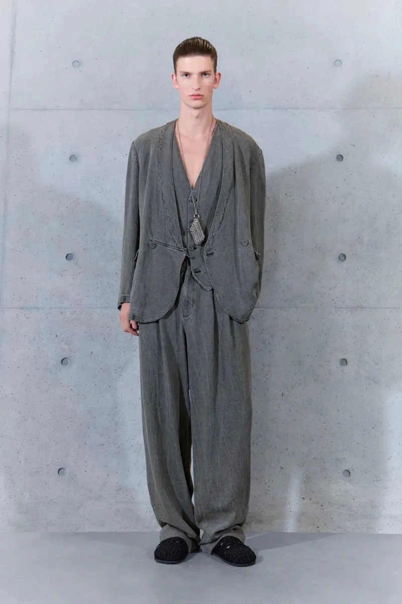 Emporio Armani Spring 2027 Gives Soft Suits a ’70s Streak