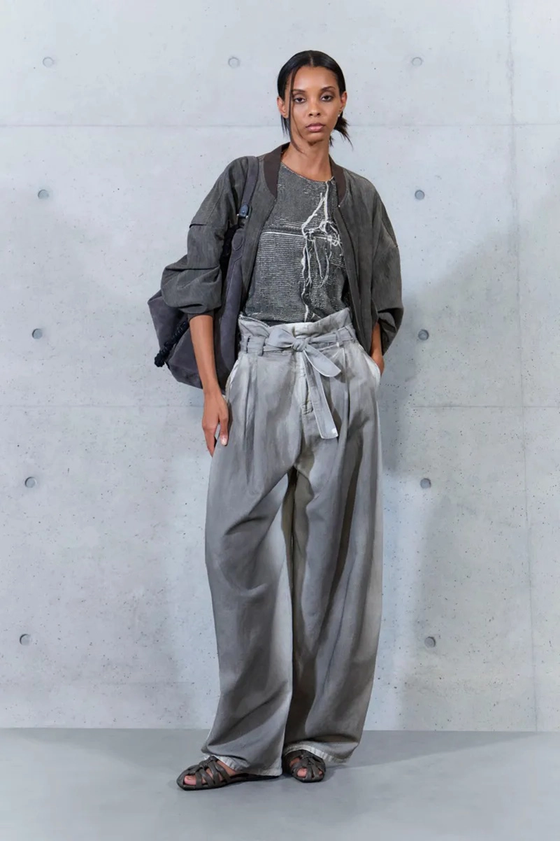 Emporio Armani Spring 2027 Gives Soft Suits a ’70s Streak