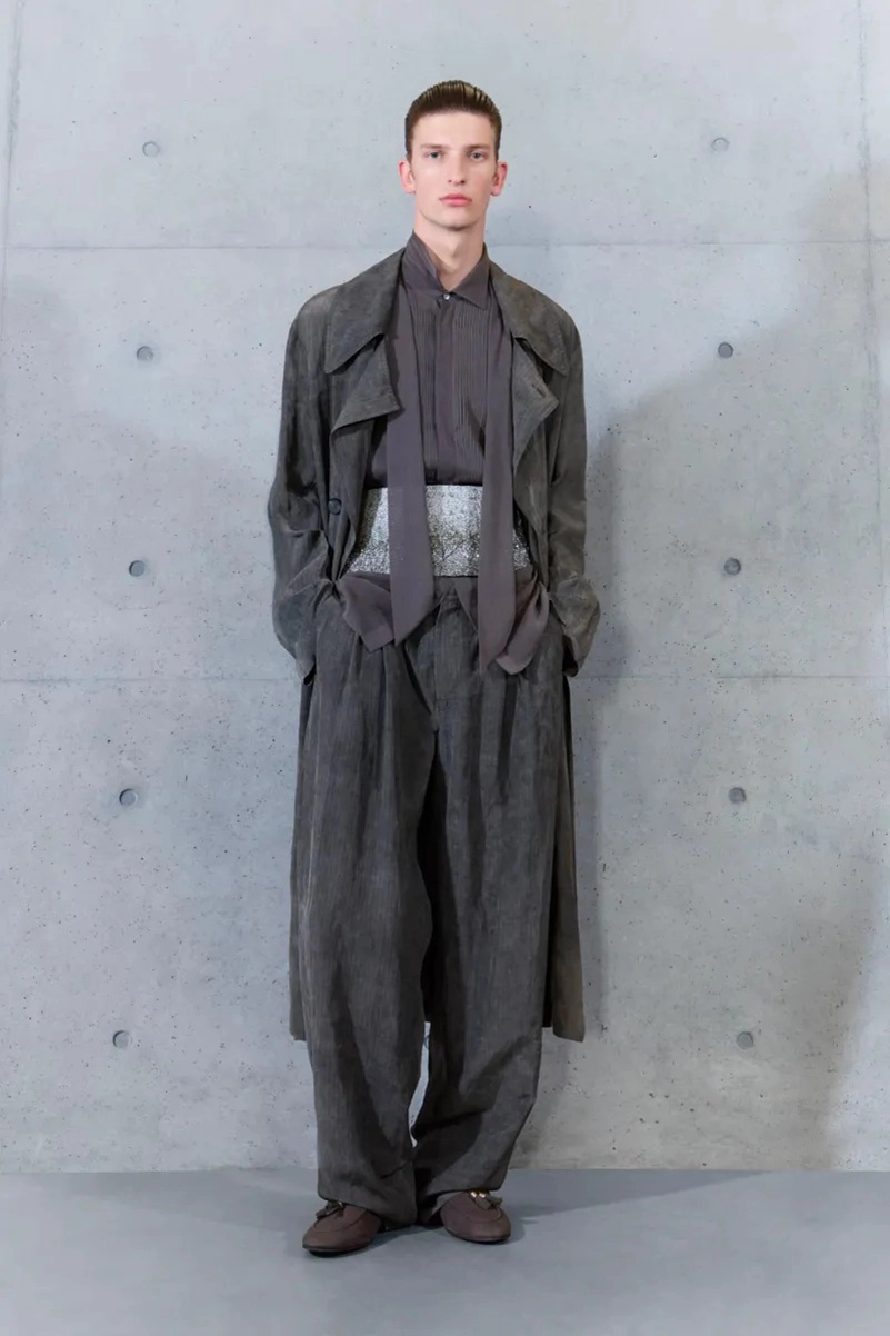 Emporio Armani Spring 2027 Gives Soft Suits a ’70s Streak