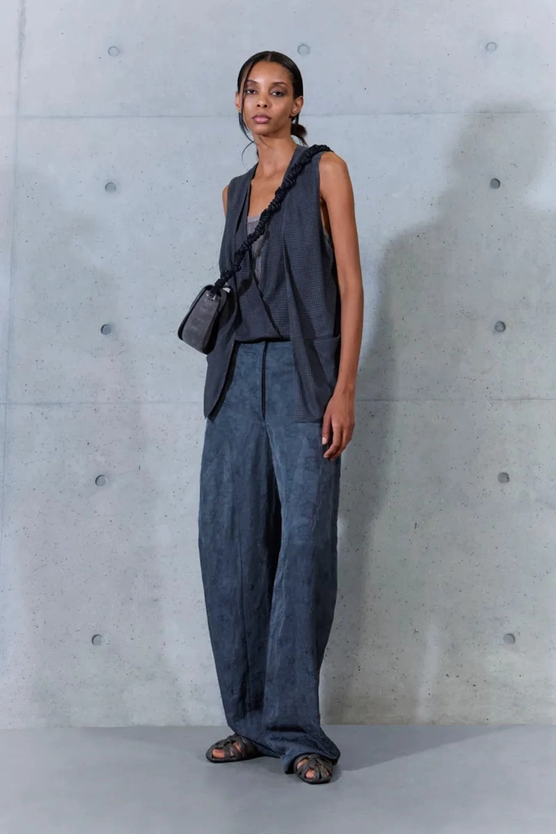 Emporio Armani Spring 2027 Gives Soft Suits a ’70s Streak