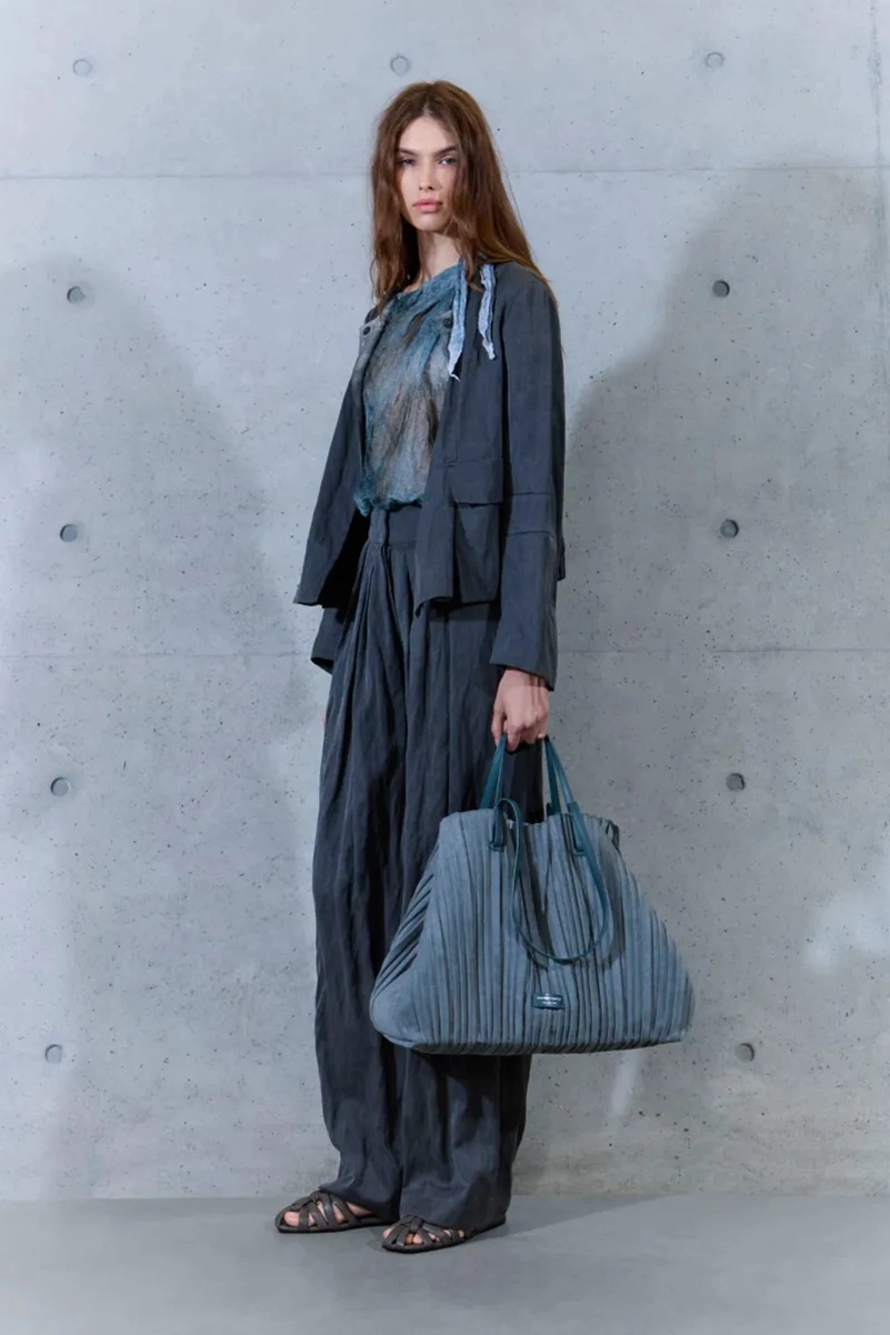 Emporio Armani Spring 2027 Gives Soft Suits a ’70s Streak