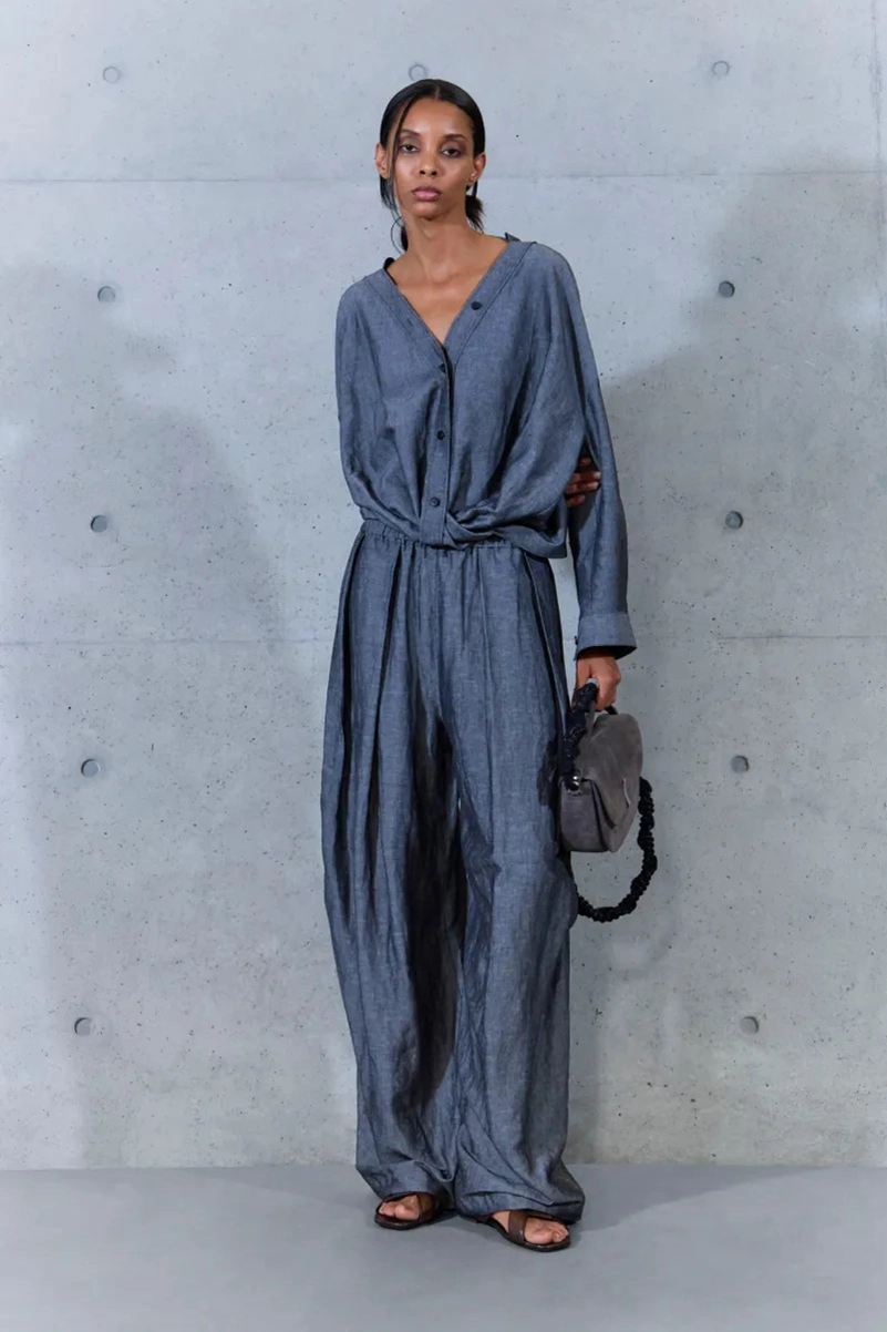 Emporio Armani Spring 2027 Gives Soft Suits a ’70s Streak