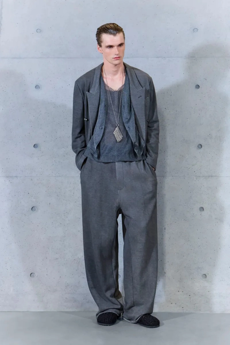 Emporio Armani Spring 2027 Gives Soft Suits a ’70s Streak