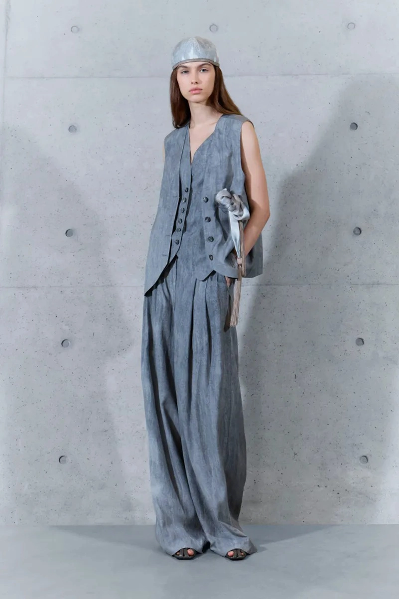 Emporio Armani Spring 2027 Gives Soft Suits a ’70s Streak