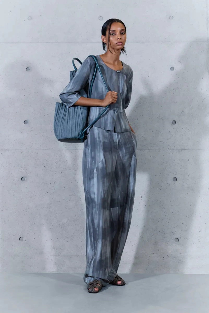 Emporio Armani Spring 2027 Gives Soft Suits a ’70s Streak