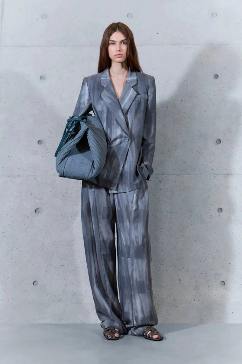 Emporio Armani Spring 2027 Gives Soft Suits a ’70s Streak