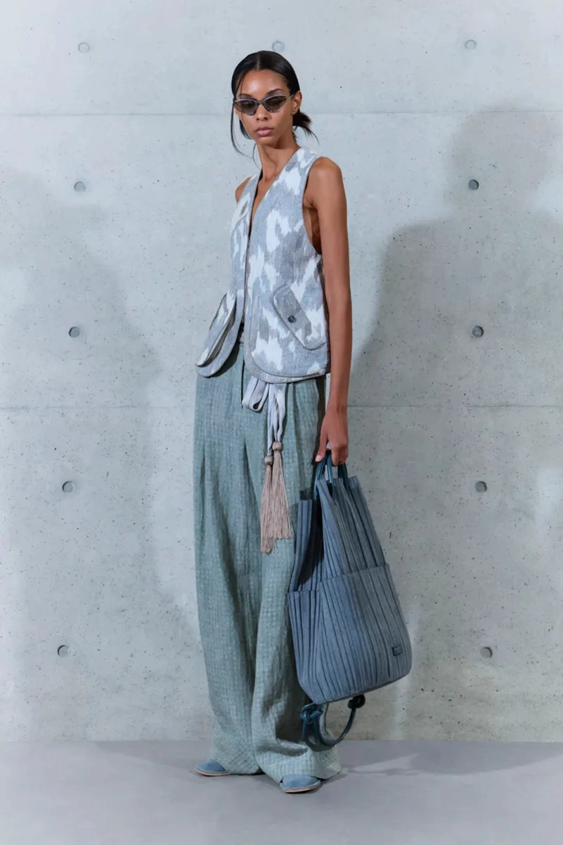 Emporio Armani Spring 2027 Gives Soft Suits a ’70s Streak
