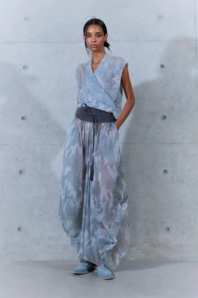 Emporio Armani Spring 2027 Gives Soft Suits a ’70s Streak